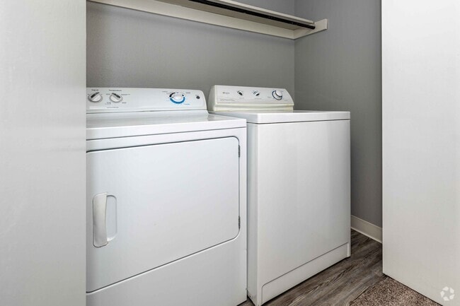 2BR, 1BA - 864SF - Washer & Drier