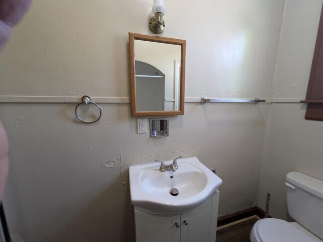 Photo - 439 W 11th St