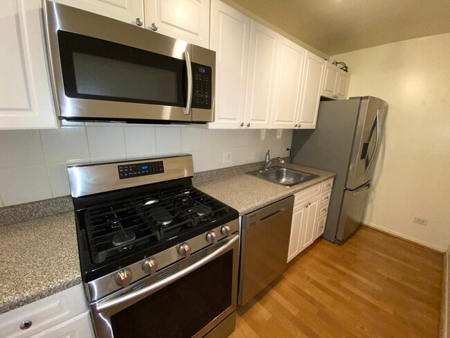 Photo - 435 W Oakdale Ave Condo