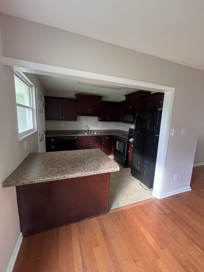 Photo - 1147 Cornish St NE