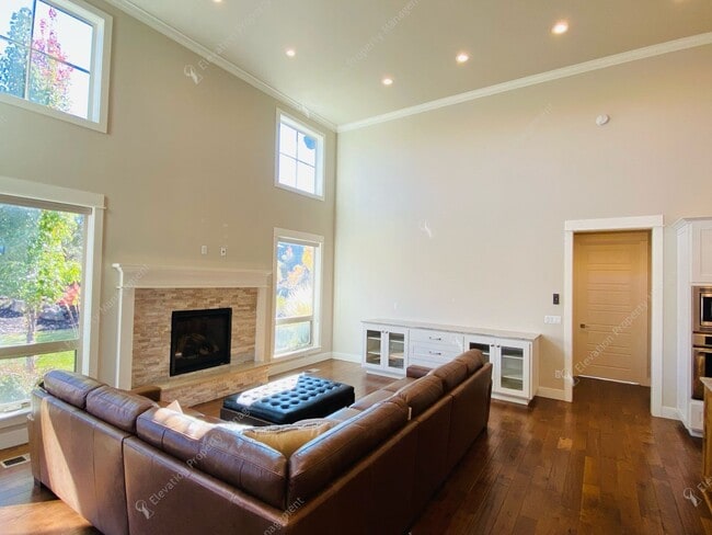 Photo - Luxury Single-Level 3BR - 3.5BA Living in Tetherow