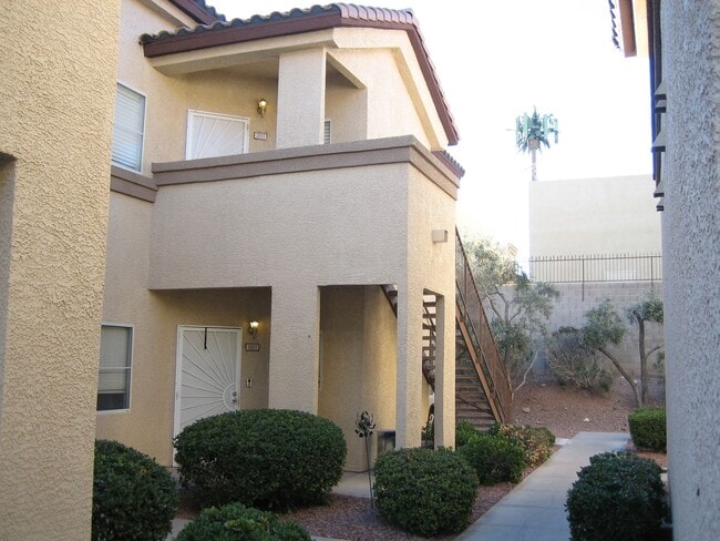 Building Photo - Condo on 2nd floor - Move-in Ready - 3 bed... Unit 2011