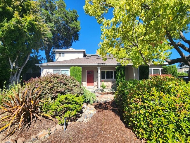 Building Photo - Charming 2 Bedroom, 2 Bathroom Home in Redwood City Unit #A