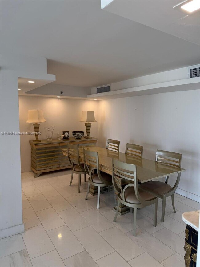 Photo - 210 174th St Unidad 2310