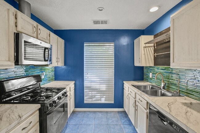 Photo - Well-maintained home on a cul-de-sac in a ...