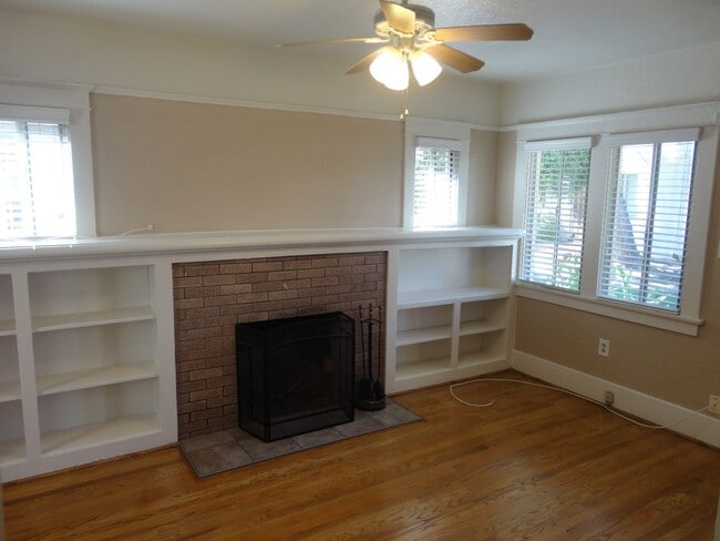 Photo - Two Bedroom One Bath Cottage with Hardwood Floors and Patio! Move in Special $1000 off 1st Month'... Unidad 3359