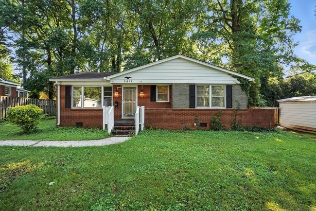 Building Photo - Charming Brick Ranch in Popular Oakhurst Rental