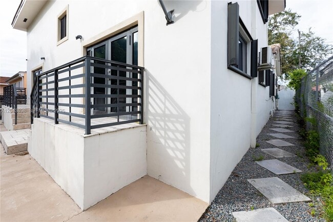 Building Photo - 4538 SW 1st St Unit 3