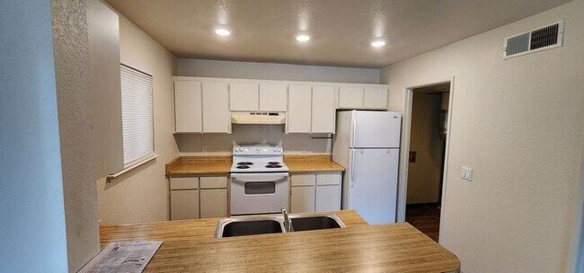 2 Bedroom town home in Sparks!