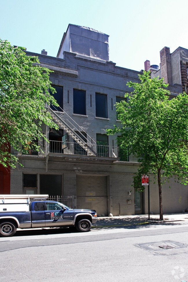 Photo - 239-243 W 18th St