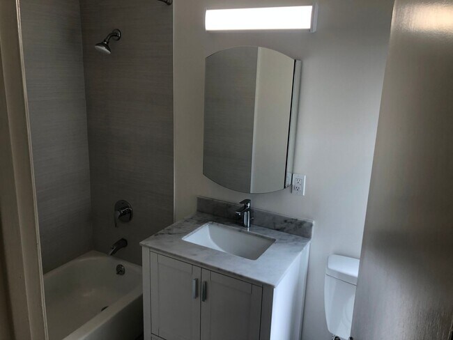 Photo - Remodeled top floor rent controlled apartm... Unidad 4