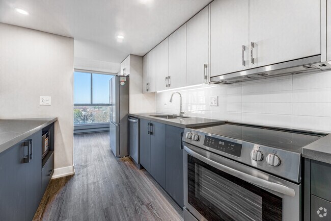 1BR, 1BA - 867SF - Kitchen - Waterford Tower
