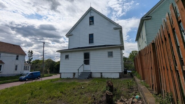 Photo - Spacious 5-bedroom, 1-bath home offers flexible living across multiple levels in Akron