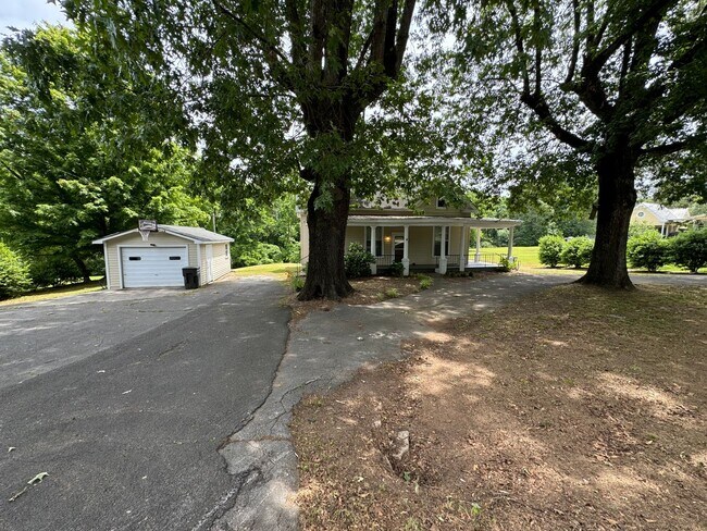 Photo - Large Historical 3/2 House in Summerville-$1,595