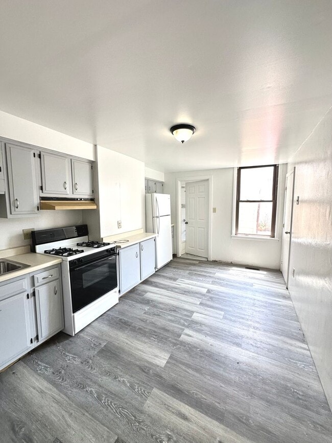 Photo - Updated 1 Bed, 1 Bath First Floor Unit in South Side - Private Entrance, Laundry in Basement - Av... Unit 1