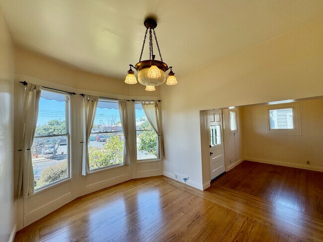 Front Room/ Living Room w/ view of entry way - 1910 Union St Unit A - 3 of 5 bdrms for rent