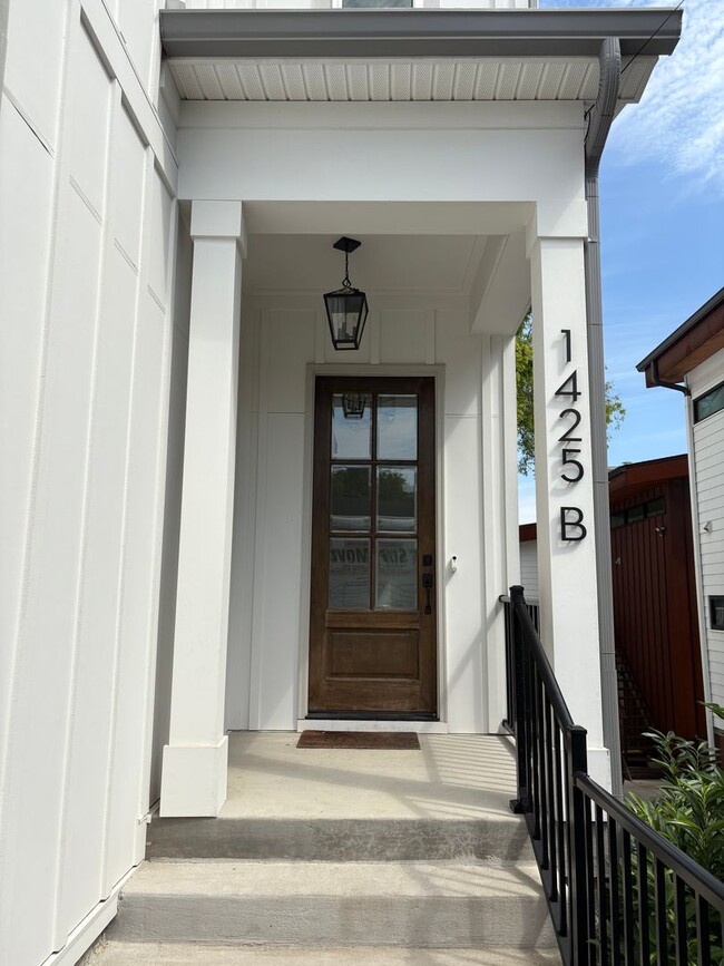Building Photo - 3 Bedroom in East Nashville Beauty Rental