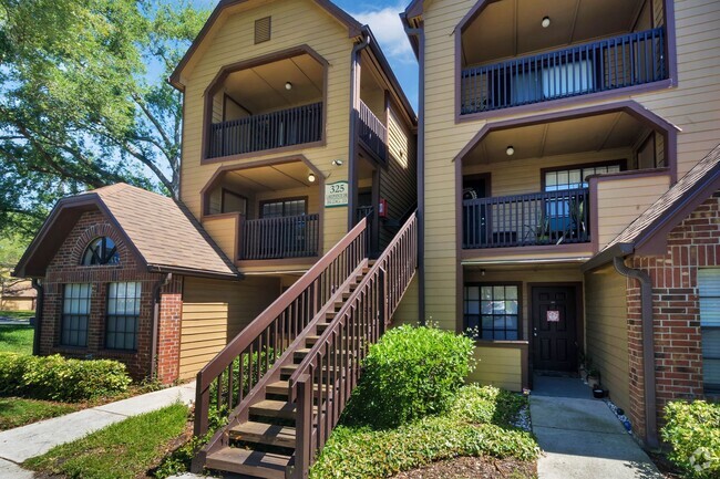 Building Photo - Beautiful 1/1 Condo in Gated Lakefront Com... Unit 202