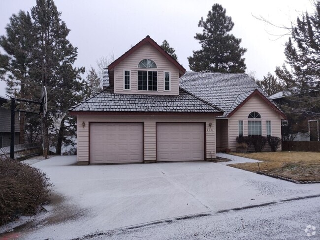 Building Photo - Spacious and charming, this two-story 4 be... Rental