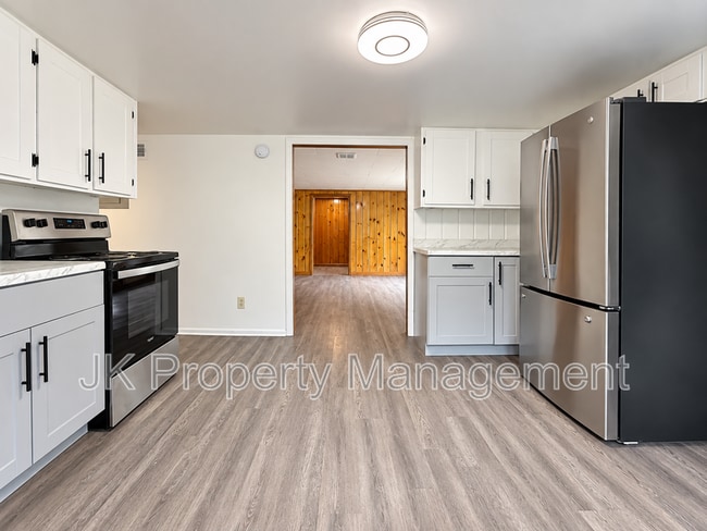 Photo - 720 9th Ave SW