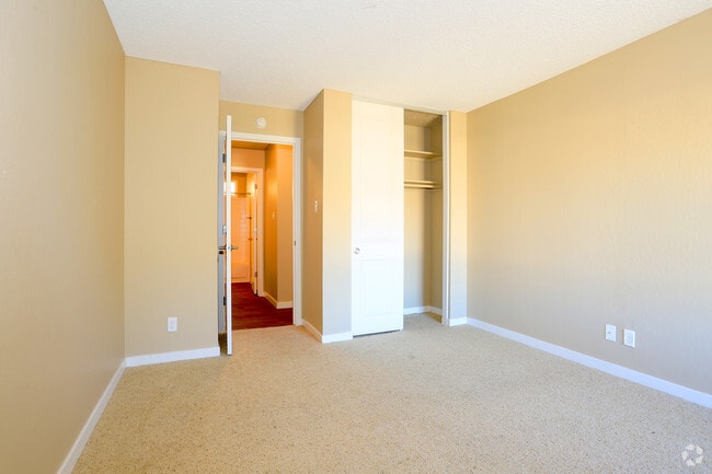 1Bedroom: Bedroom