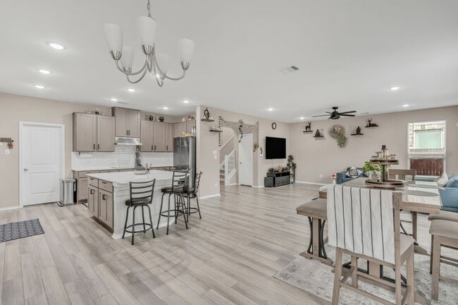 Photo - 520 Ayinger Ln