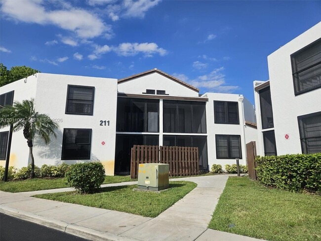 Building Photo - 211 Lake Pointe Dr Unit 108