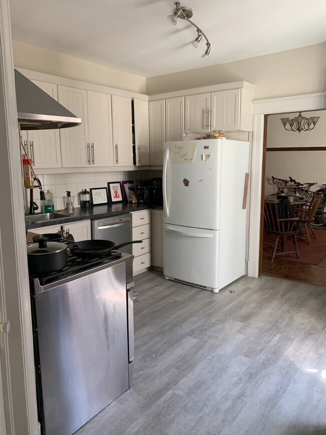 Photo - 2249 Av Girouard Unit Bedroom 2