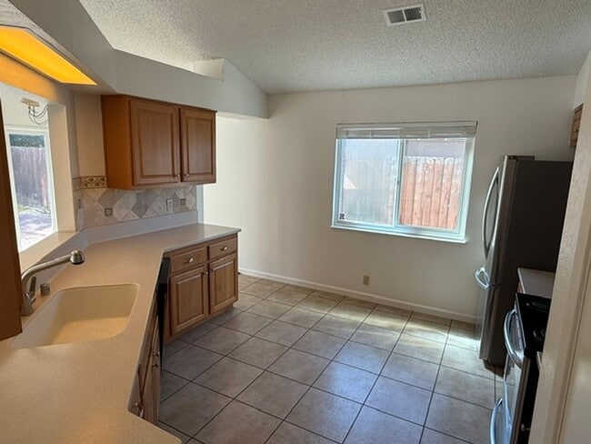 Photo - 512 Toyon Pl