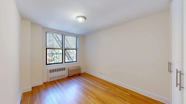 Photo - 325 W 13th St