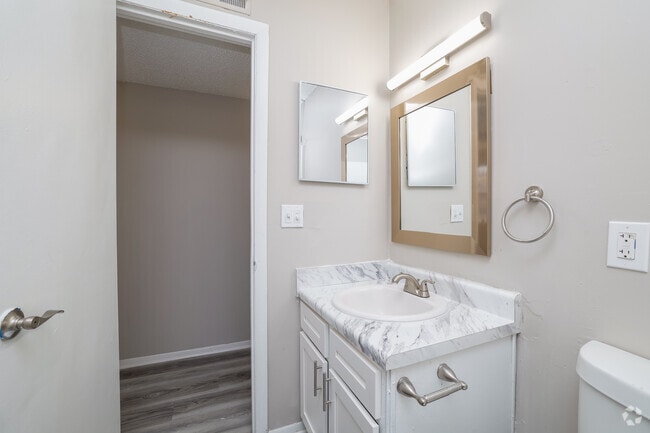 3BR, 1.5BA - 1,020SF - Bathroom