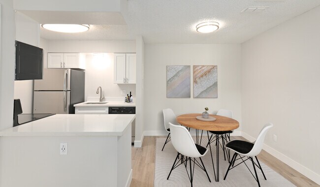 Las cocinas cuentan con electrodomésticos de acero inoxidable y gabinetes renovados. - Creekside