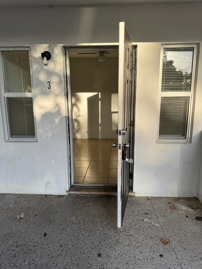 Building Photo - 1960 SW 41st Ave Unit 3