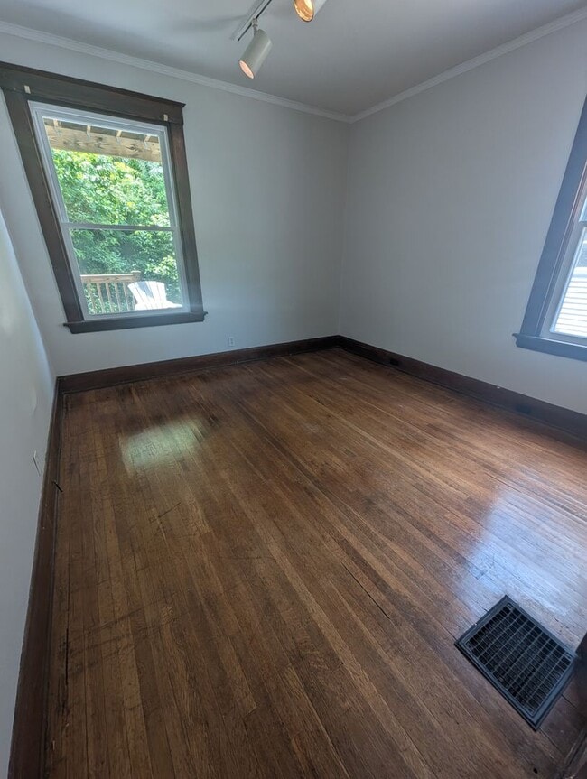 Photo - 3111 Linwood Ave Unit 1