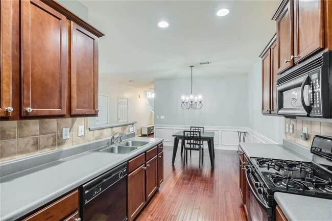 Photo - 2296 Leicester Way SE