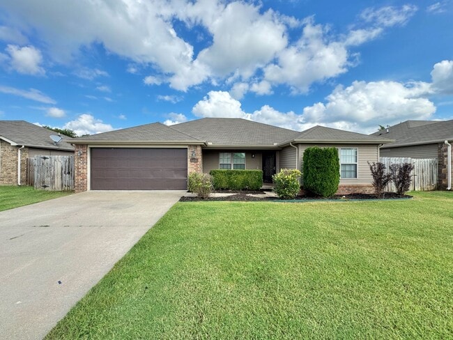 Building Photo - 4 bedrooms in quiet Bentonville neighborhood