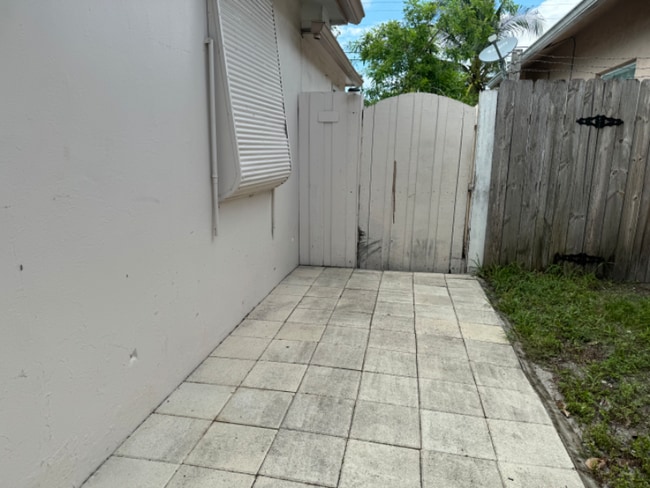 Building Photo - 251 NE 41st St Rental