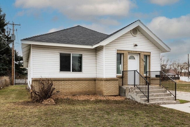 Building Photo - Newly Remodeled 3 Bed + Office, 1 Bath home in Rexburg