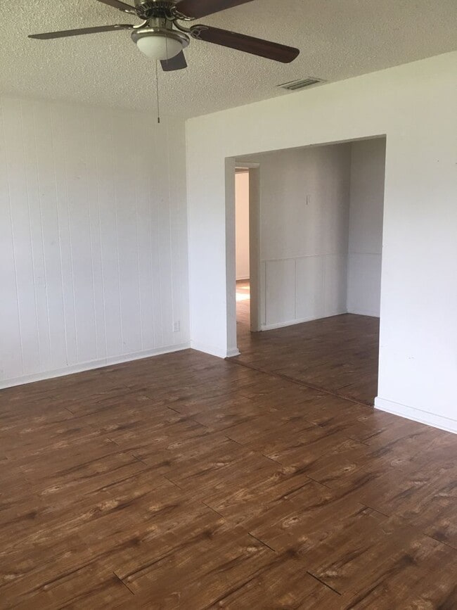 Photo - Spacious 4BR Home with Fenced Yard, Screened Patio & Updated Interior – 1,354 Sq Ft