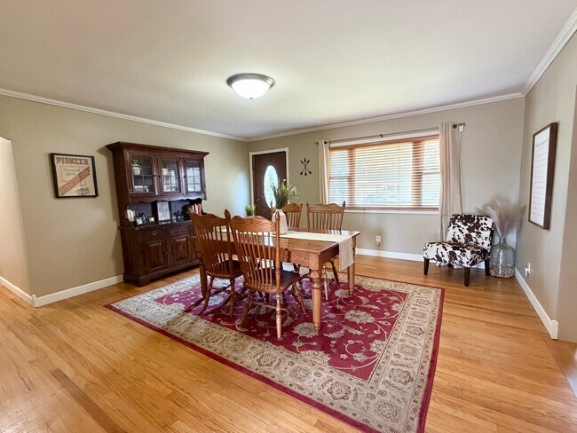 327 W Poplar St