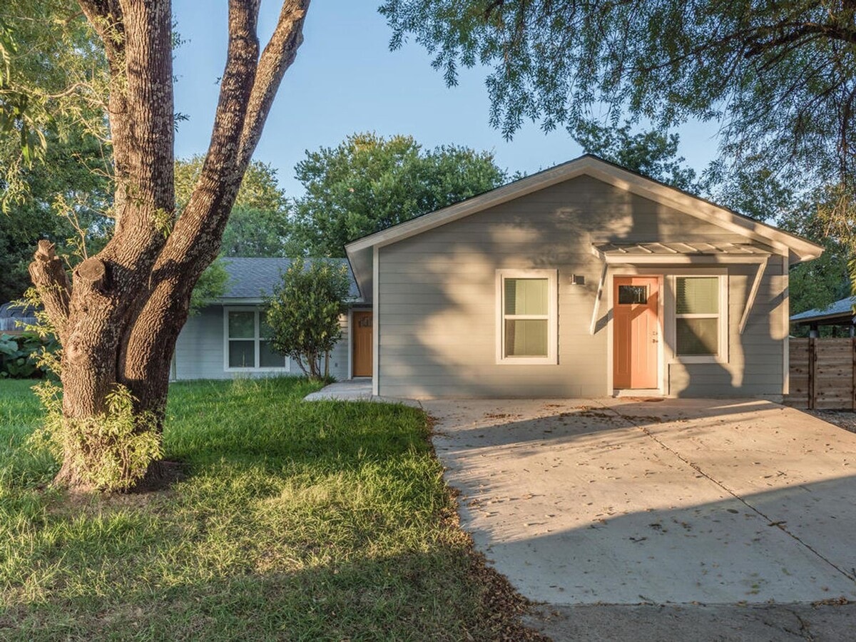Updated one bedroom garage apartment - Updated one bedroom garage apartment