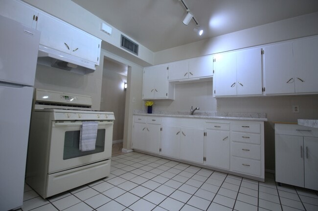 Photo - 1427 W 7th St