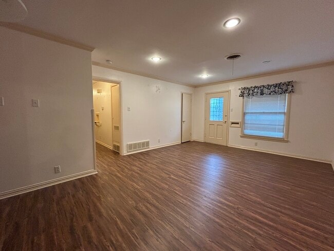 LivingArea - 1503 Tulip Dr