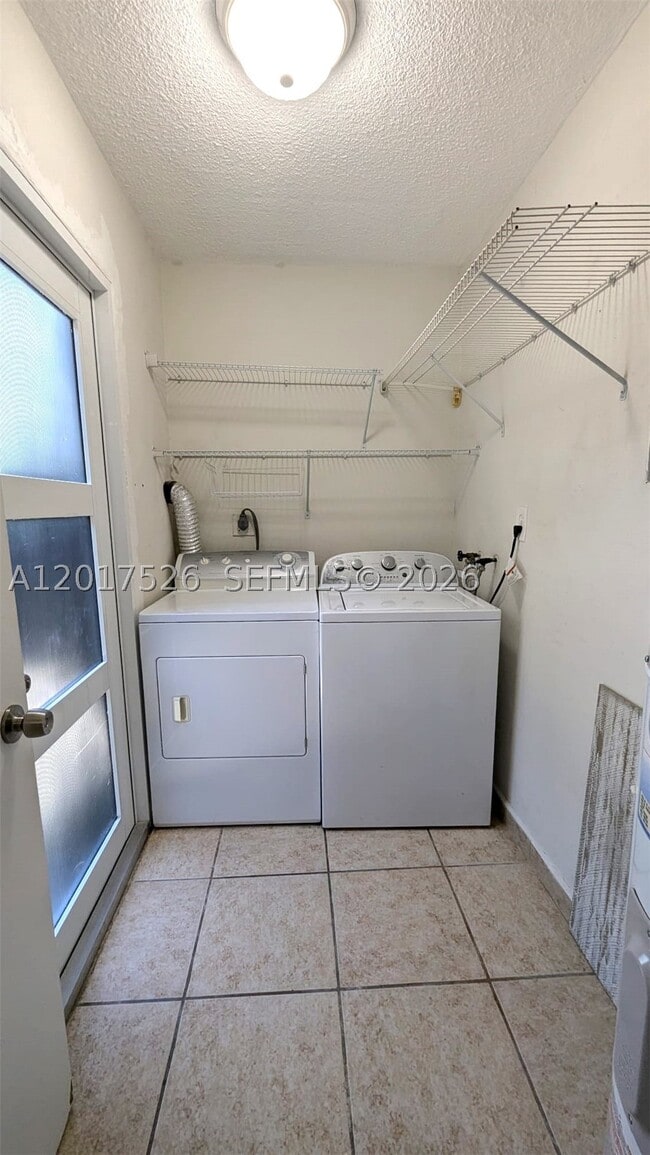 3525 SW 25th St Unit 1