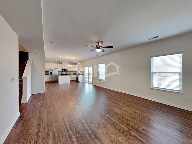 Photo - 553 Larragan Dr