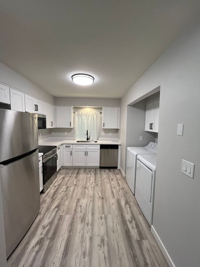 Building Photo - Newly Renovated 3-bedroom, 2.5-bath Home I...