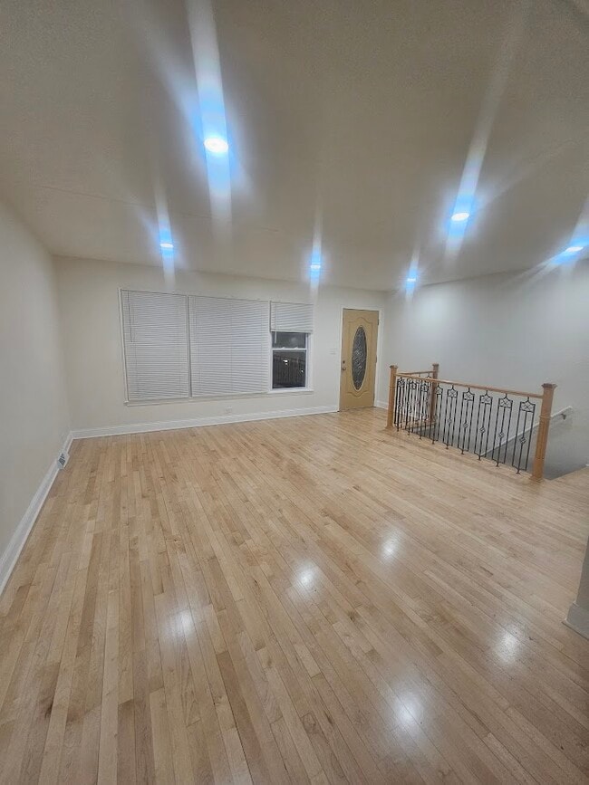 Living/dining room - 4405 N Keokuk Ave