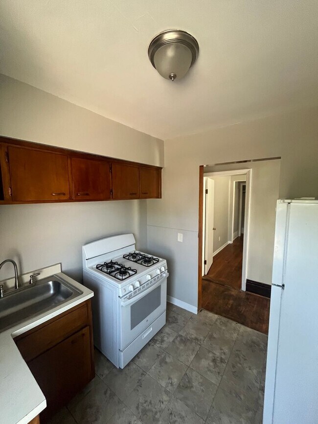 537-537.5-5375 Lyell Ave Unit 537 Lyell Ave-Apt 3