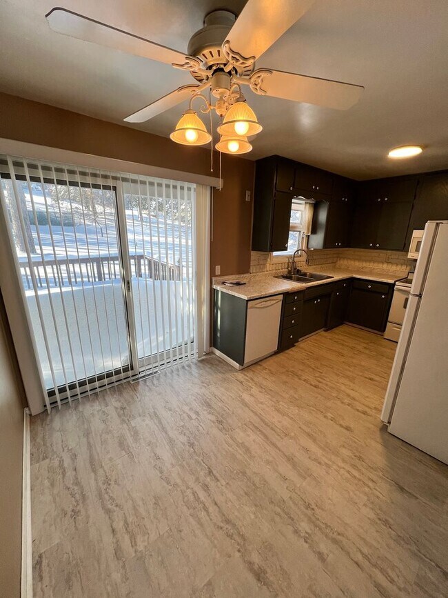 Photo - 140 E Niagara St