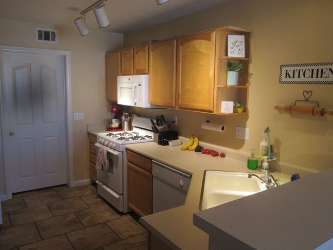 Photo - 3 bedroom Townhome in Green Valley availble June 1